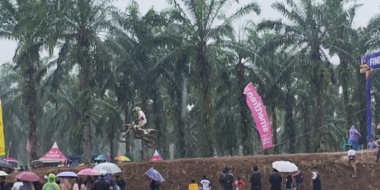 Hujan Deras Tak Surutkan Semangat Pembalap di Open Turnamen Grasstrack dan Motocross Piala Kapolres Pasaman Barat