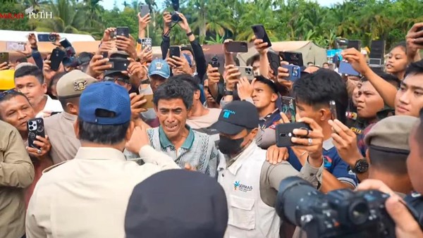 Warga Agam Tersedu Dihadapan Prabowo, Tinggal Sendiri Saya Pak