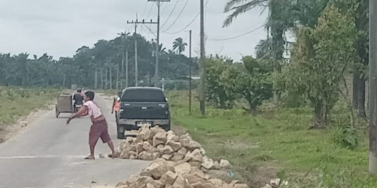 Batu Gunung Dari Bang Ondim Menambal Negara Absen, Bahu Jalan Tanjung Pura–Bukit Tua Diselamatkan Warga