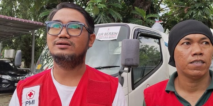 PMI Terus Distribusikan Air Bersih Kewilayah Terdampak Bencana di Pasaman Barat