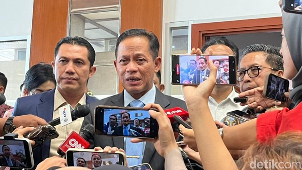 Menteri LH Curiga Kayu Gelondongan ‘Hantu’ dari Kebun Sawit Jadi Biang Kerok Banjir Sumatera