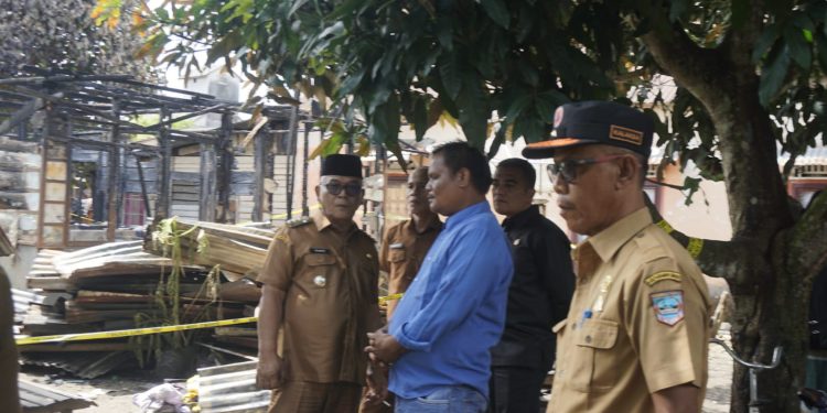 Ditengah Puing Kebakaran, Bupati Pasaman Barat Serahkan Bantuan Kepada Korban