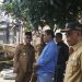 Ditengah Puing Kebakaran, Bupati Pasaman Barat Serahkan Bantuan Kepada Korban