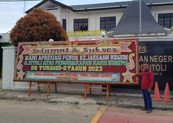 Kejari Gunungsitoli Kebanjiran Karangan Bunga, Kades dan Sekdes Tuhegeo II Digelandang ke Sel Tahanan