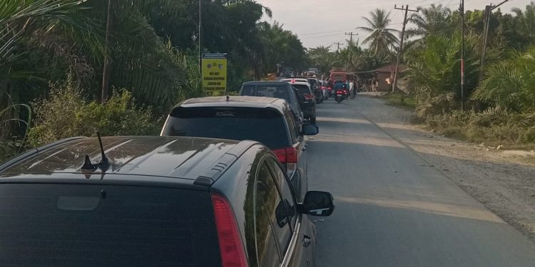 Jembatan Kelapa Jadi Ujian Kesabaran, Antrian Mengular di Karang Sari, Pengemudi Desak PUTR Langkat Buka Akses Jembatan Baru