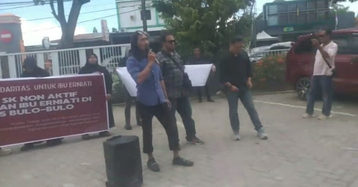 Puluhan Orang Tua Murid Geruduk Dinas Pendidikan Bulukumba, Desak Cabut SK Nonaktif Kepsek SDN 175 Bulo-Bulo