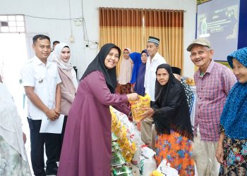 Dibulan Ramadhan, Ny Endang Syah Afandin Turun Langsung, 50 Paket Sembako untuk Dhuafa dan Anak Yatim