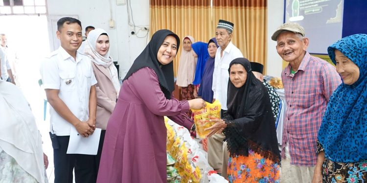 Dibulan Ramadhan, Ny Endang Syah Afandin Turun Langsung, 50 Paket Sembako untuk Dhuafa dan Anak Yatim