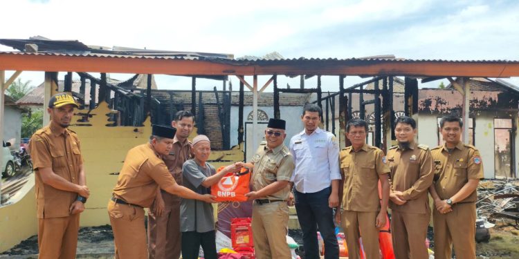 Bupati Pasaman Barat Datangi Korban Kebakaran, Serahkan Bantuan dan Penguatan Moril