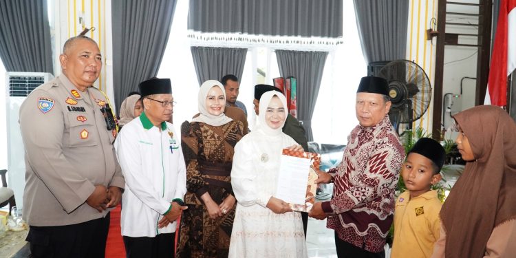 Bupati Langkat Salurkan ZIS 2026, Siswa dan Guru Ngaji Korban Banjir Terima Uluran Tangan