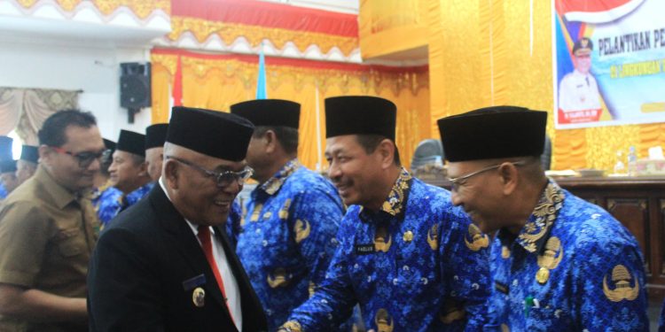 Bupati Pasbar Lantik 15 Pejabat Pimpinan Tinggi Pratama