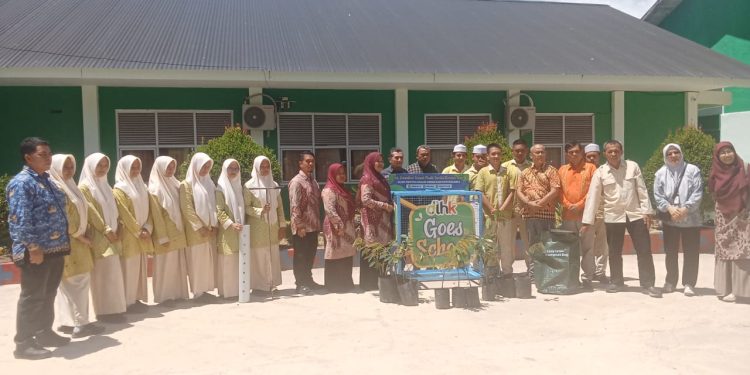 Sekolah Tak Sekadar Mengajar, MAN 1 Panyabungan Menanam Masa Depan dari Tong Sampah dan Bibit Durian