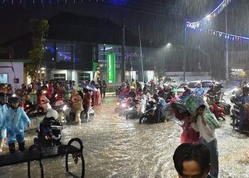 Banjir Malam Kepung Pemalang Kota, Ratusan Kendaraan Terjebak Macet Dalam Genangan Air