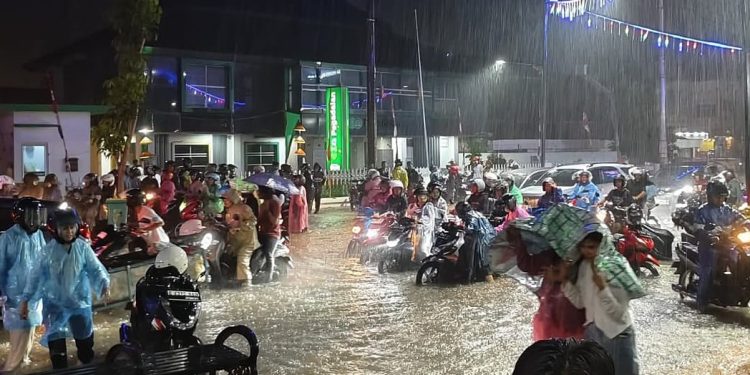 Banjir Malam Kepung Pemalang Kota, Ratusan Kendaraan Terjebak Macet Dalam Genangan Air