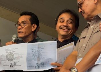 Roy Suryo Cs Tunjukkan Salinan Ijazah Jokowi di Polda Metro