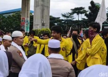 Momen Mahasiswa Demo Tunjuk-tunjuk Polisi di Depan Mabes Polri
