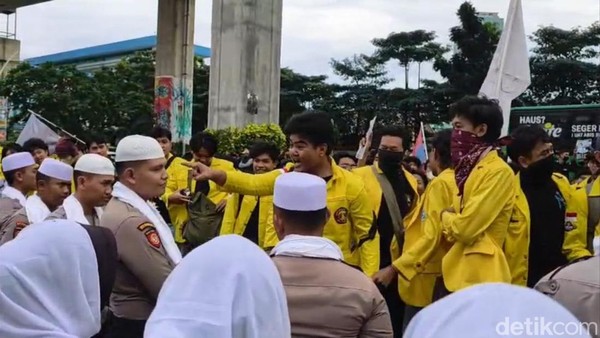 Momen Mahasiswa Demo Tunjuk-tunjuk Polisi di Depan Mabes Polri
