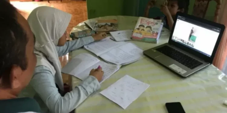 BATAL TOTAL! Wacana Sekolah Daring Demi Hemat BBM Dikubur, Istana Pilih Tatap Muka, Jangan Korbankan Otak Anak Bangsa