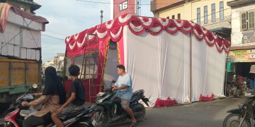 Pospam “Berdiri Ditengah Jalan” Warga Tanjung Pura Heran, Pengurai Macet atau Sumber Semrawut?