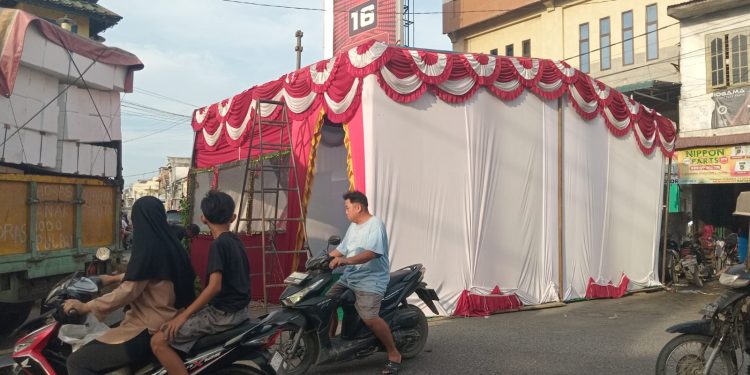Pospam “Berdiri Ditengah Jalan” Warga Tanjung Pura Heran, Pengurai Macet atau Sumber Semrawut?