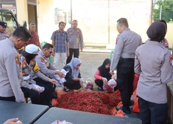 Cabai Rp28 Ribu per Kg Diserbu Warga di Pasar Murah Polres Pasaman Barat