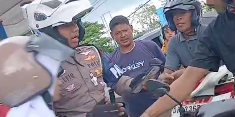 Polisi Lalu Lintas di Bulukumba Bantu Temukan Ponsel Siswi yang Hilang Saat Naik Ojek