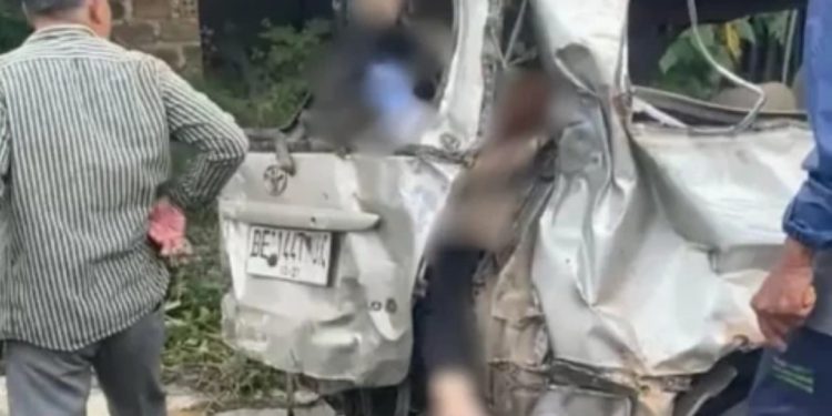 Perlintasan Tanpa Palang, Innova Kepala Sekolah Disambar Kereta Api, 30 Meter Terseret di Rel “Maut”