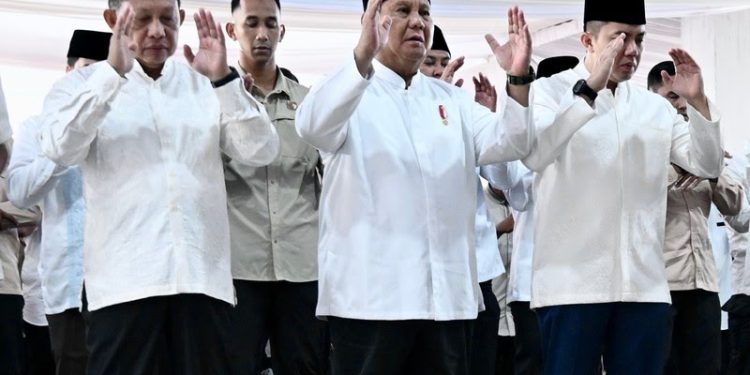 Prabowo Salat Id di Huntara Aceh Tamiang, Dari Khutbah Khusyuk hingga Bagi Sembako, Lalu Terbang Kilat ke Jakarta