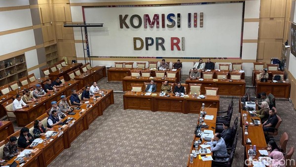 Komisi III DPR Rapat Bareng Kapolda Metro hingga Kuasa Hukum Andrie Yunus