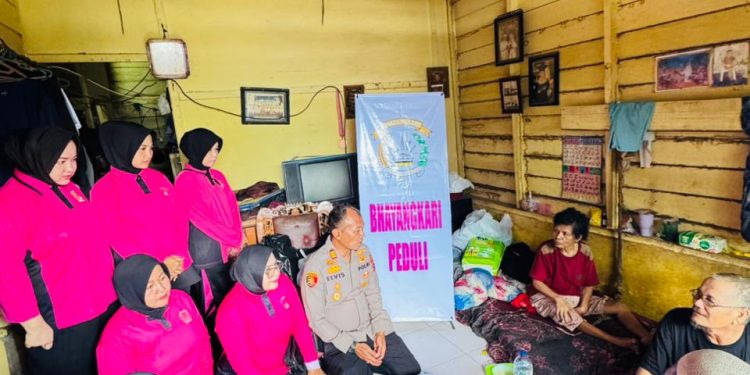 Peduli Sesama, Polsek Sungai Beremas Salurkan Bantuan untuk Pasutri Sakit