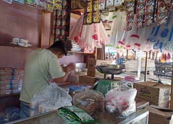 Harga Plastik Melonjak 60 Persen Jelang Lebaran, UMKM Tertekan, Omzet Anjlok hingga 50 Persen