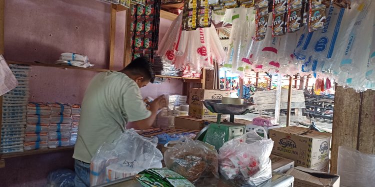 Harga Plastik Melonjak 60 Persen Jelang Lebaran, UMKM Tertekan, Omzet Anjlok hingga 50 Persen