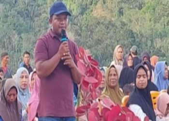 Maraginda Hakim Memberikan Bimbingan Teknis Bermain Bola Dilapangan Saba Arambir