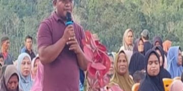 Maraginda Hakim Memberikan Bimbingan Teknis Bermain Bola Dilapangan Saba Arambir