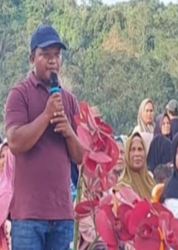 Maraginda Hakim Memberikan Bimbingan Teknis Bermain Bola Dilapangan Saba Arambir