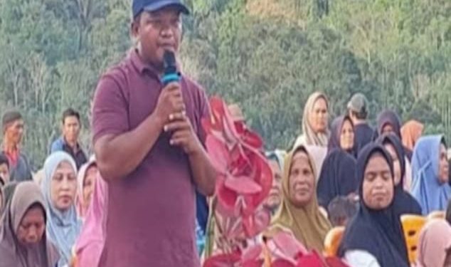 Maraginda Hakim Memberikan Bimbingan Teknis Bermain Bola Dilapangan Saba Arambir