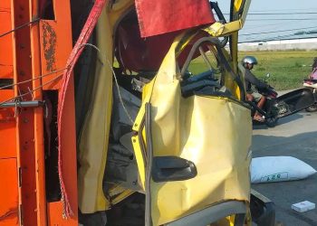 Kecelakaan Beruntun Libatkan Coltdiseel Bermuatan Pakan Ternak Dengan Truk Trailer