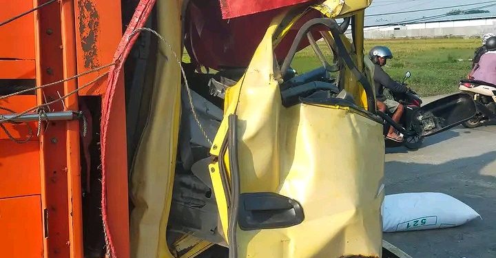 Kecelakaan Beruntun Libatkan Coltdiseel Bermuatan Pakan Ternak Dengan Truk Trailer