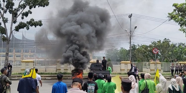 Mahasiswa “Kepung” Kantor Bupati, Janji Kampanye Dipertanyakan Ditahun Pertama Kepemimpinan