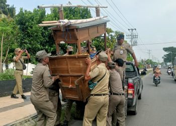 Puluhan Botol Miras Ditemukan Dekat Lapak PKL,Satpol PP Akan Ambil Tindakan Tegas Jika Terbukti Melanggar