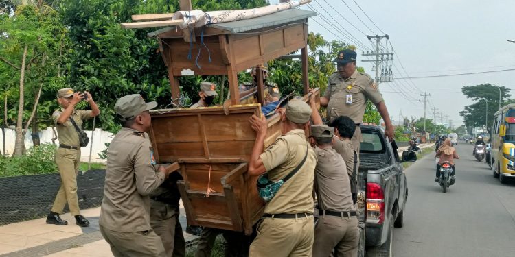 Puluhan Botol Miras Ditemukan Dekat Lapak PKL,Satpol PP Akan Ambil Tindakan Tegas Jika Terbukti Melanggar
