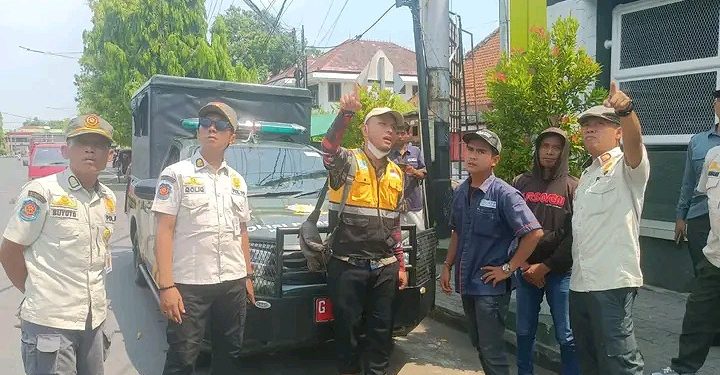 Kabel WiFi Melintang Terpasang Semrawut, Ancam Keselamatan Warga
