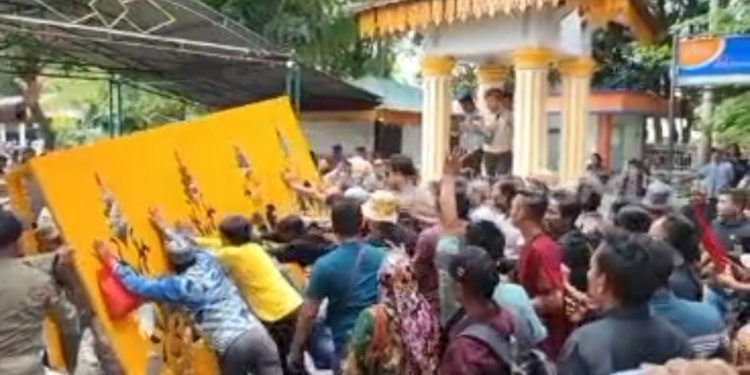 Gelombang Protes Korban Banjir Besitang Memuncak, Gerbang Kantor Bupati Langkat Roboh Diterjang Massa