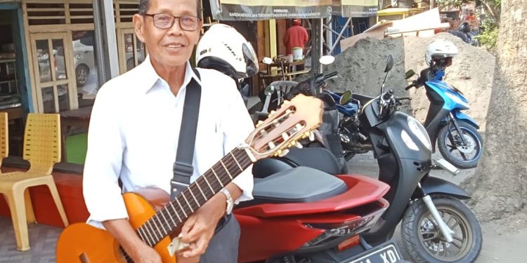 Kakek Yuyun Pengamen Jalanan Berpengalaman Bak Pegawai Kantoran