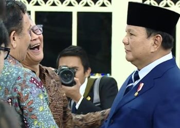Momen Prabowo Salami Rocky Gerung dan Syahganda Nainggolan di Istana