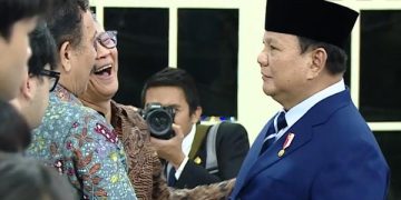 Momen Prabowo Salami Rocky Gerung dan Syahganda Nainggolan di Istana