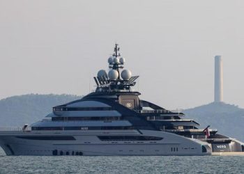 Beda! Kapal Pesiar Miliarder Rusia Lintasi Selat Hormuz Tanpa Gangguan