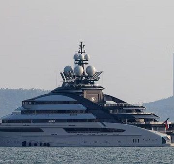 Beda! Kapal Pesiar Miliarder Rusia Lintasi Selat Hormuz Tanpa Gangguan