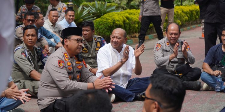 May Day Langkat, Bupati Turun dari Podium, Duduk Sejajar dengan Buruh