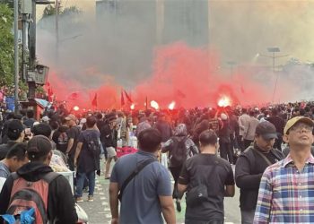 Di Senayan, May Day Membara, Massa Kepung DPR